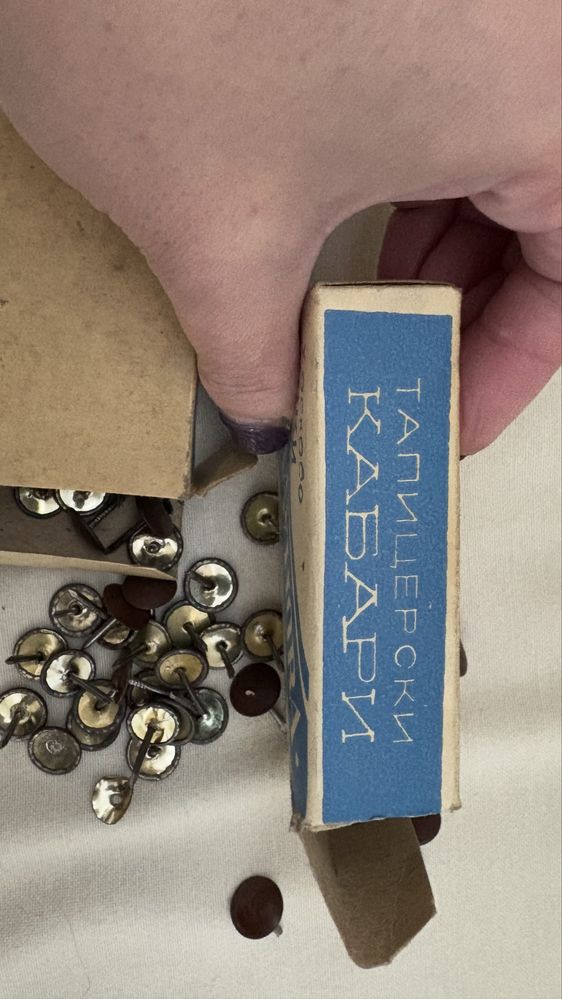 Тапицерски кафяви кабари нови 150 броя