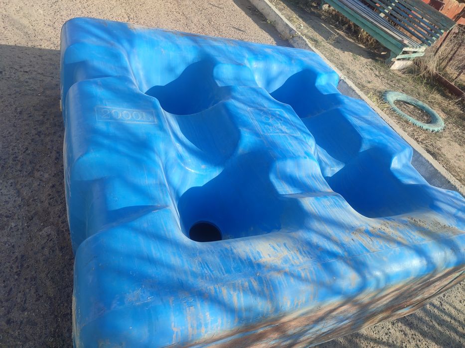 Продам пластиковую ёмкость 2 куба