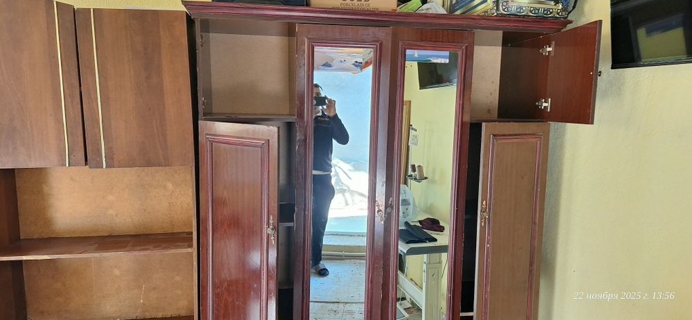 3 та мебел сотилади. Шкаф, компьютер стол ва жавон