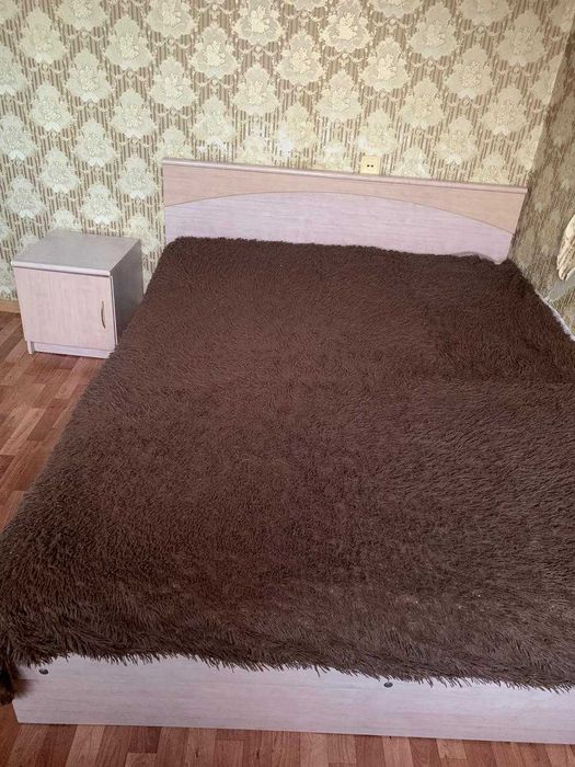 Продам двуспальную кровать с матрасом и с тумбой