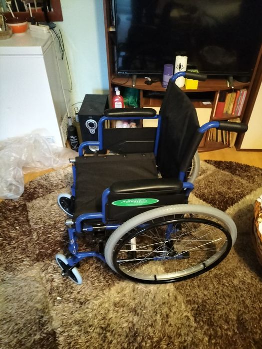 Scaun handicap cu rotile albastru până în 100 de kg de la ortopedica .