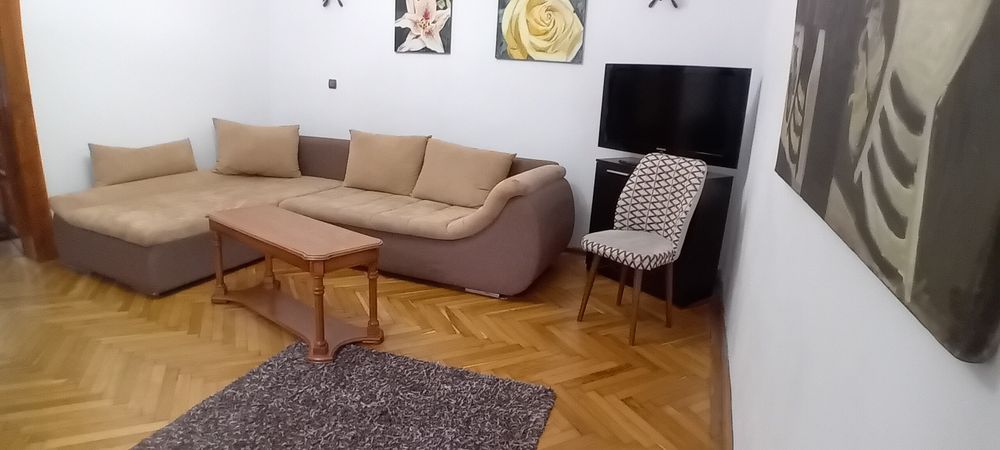 Central, apartament de  închiriat  la  curte