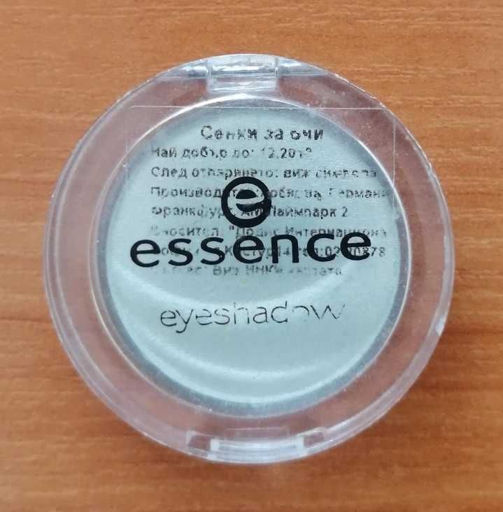 Бледозелени сенки за очи Essence