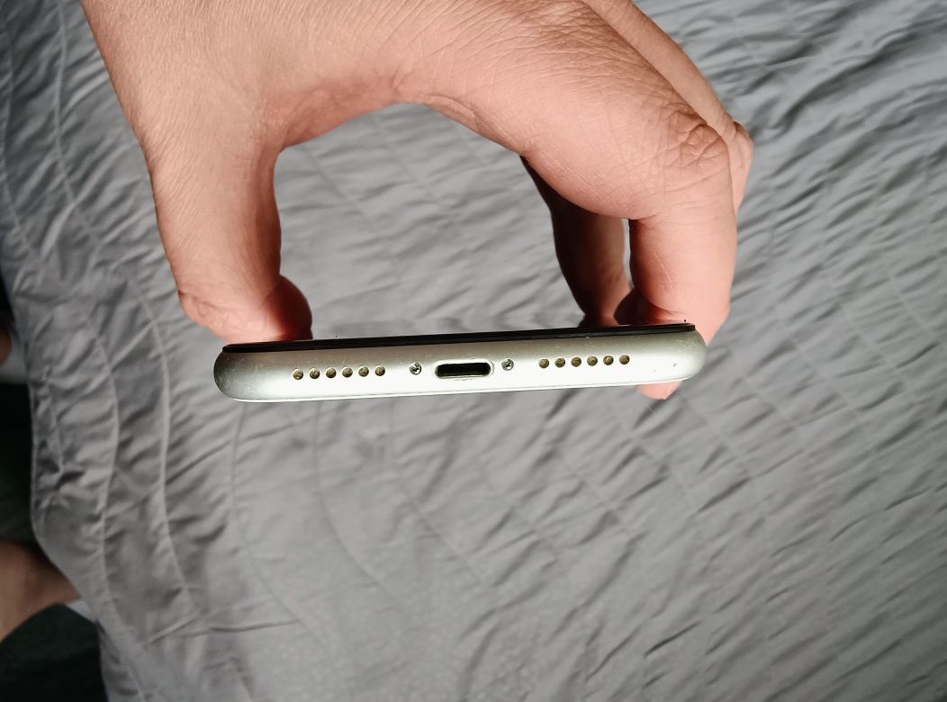 Продавам iPhone 11 White 64GB