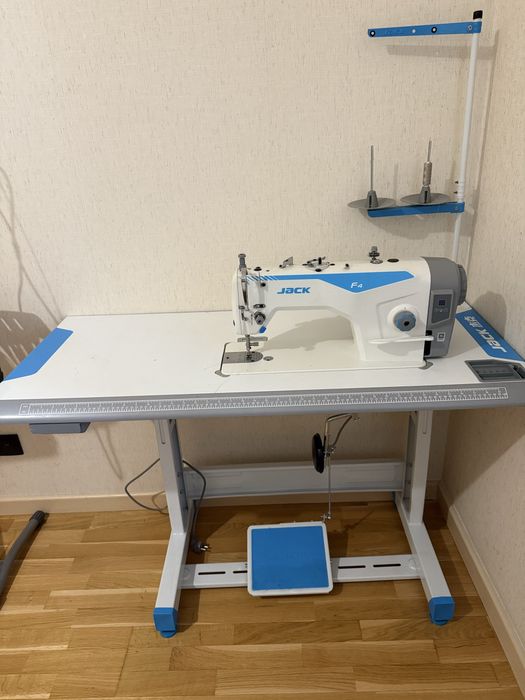 Продам швейную машину jack f4