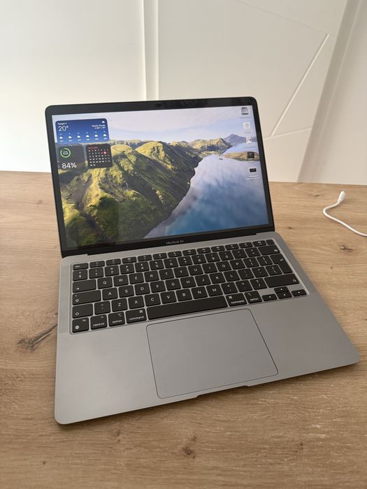 MacBook Air 13 cu procesor Apple M1, stare excelenta