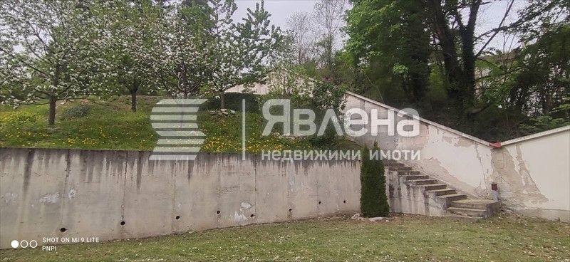 Явлена продава къща с облагороден двор във вилна зона с.Костенец