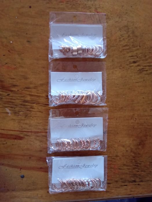 Продам серьги в наборе.