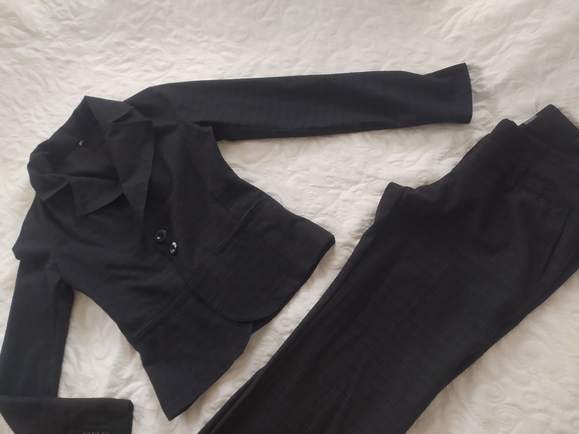 Сако и панталон цвят черно с сиво
