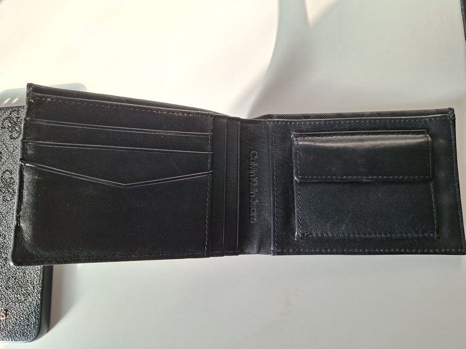 Portofel Original CK+Husa Originala Guess (se vind si separat)