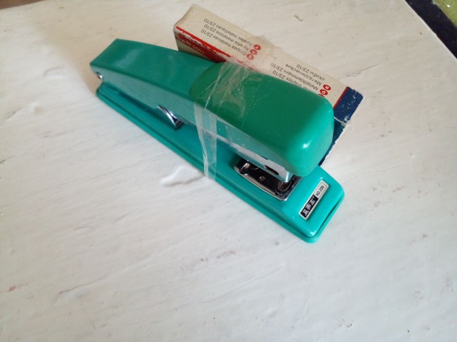 Степлер  + скобы.  Степлер. Дырокол