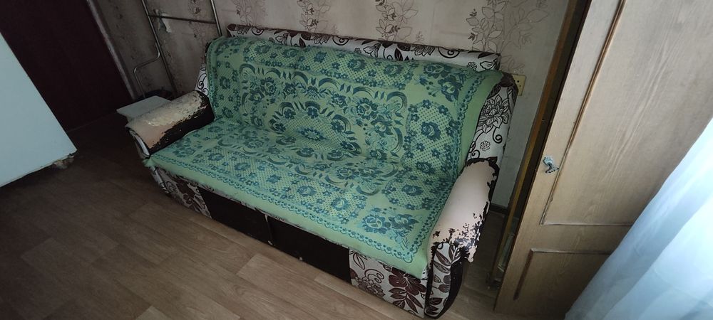 Диван и шкаф отдам даром