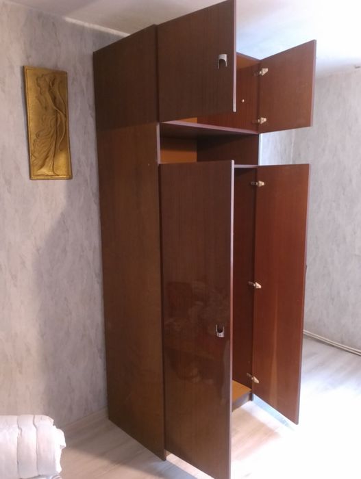 Двукрилен гардероб