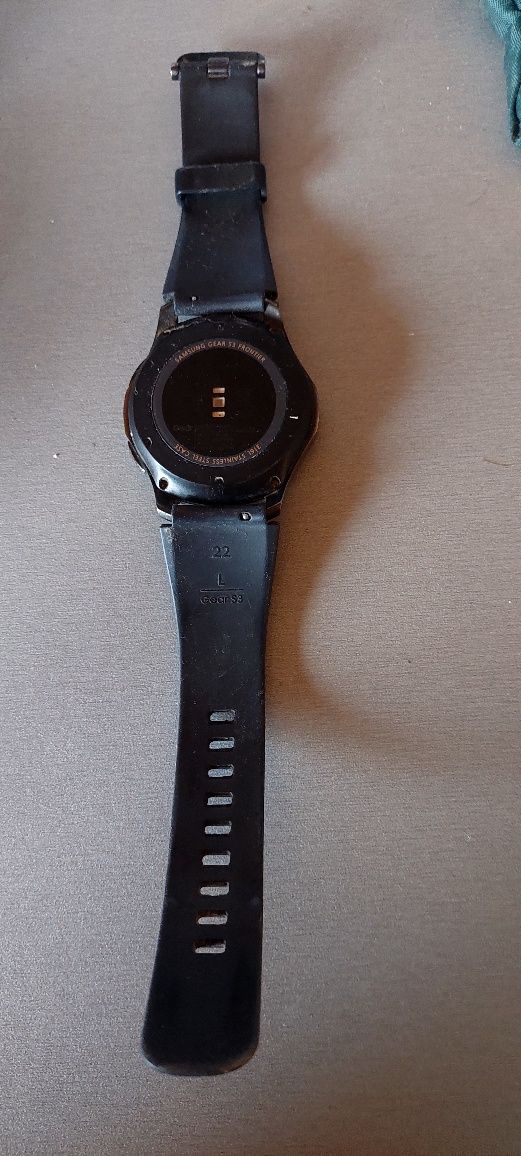 Продавам Смарт часовник Samsung Galaxy  s 3 запазен  има следи от упот