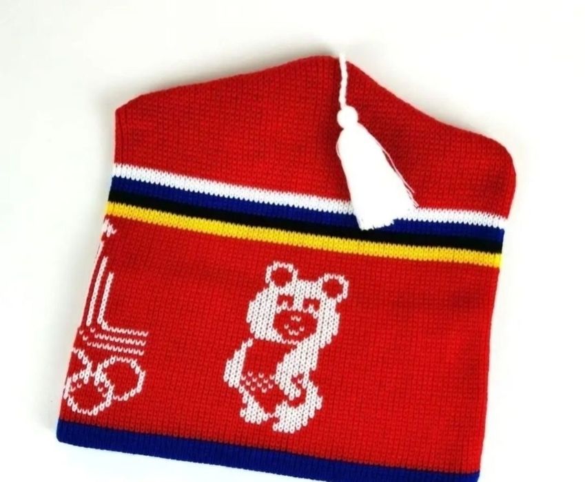 Шапка петушок : Ретро стиль 80 ых . В сериале «Слово пацана»