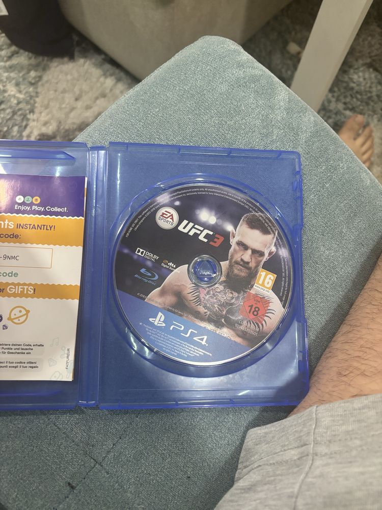 Ps4 игри spiderman , ufc3