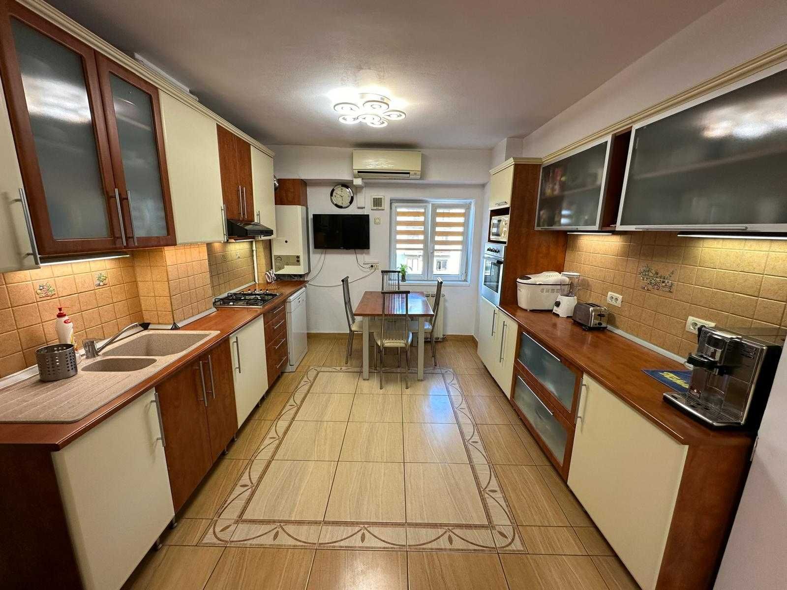 Vând apartament cu 3 camere, 90 mp, zona FSEGA, IULIUS MALL