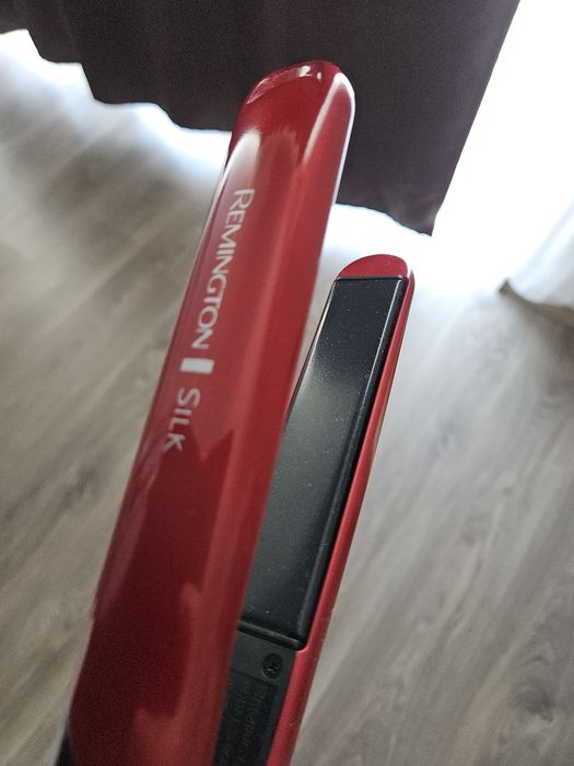 vând placă de întins părul Remington