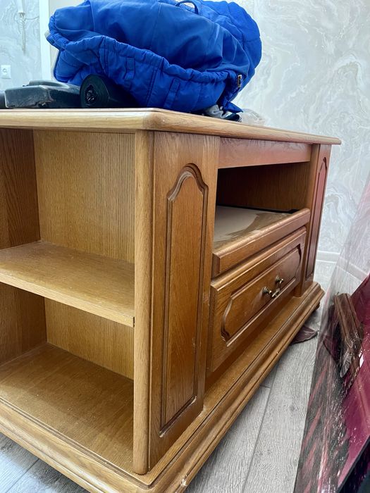 Отдам даром тумбу дерево и пуфик