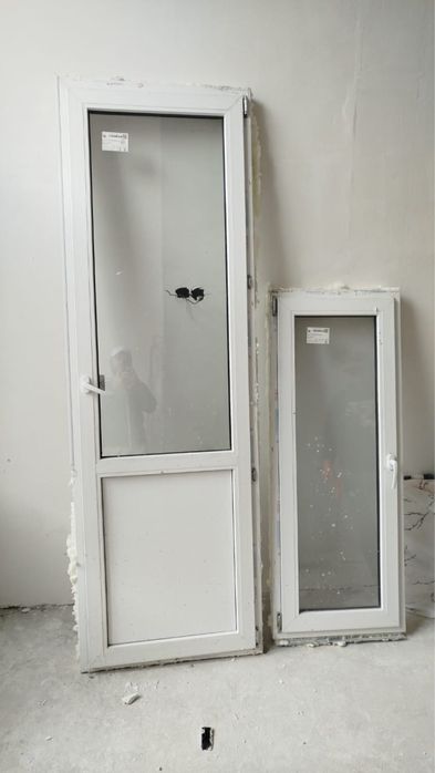 Пластиковый дверь и окно