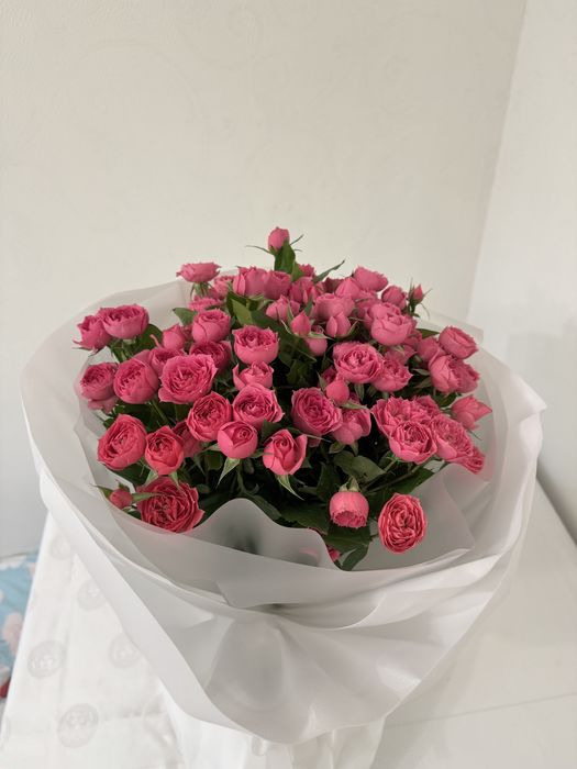 Шикарный, большой букет кустовых роз