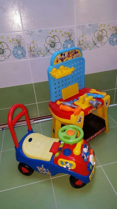 Masinutza cu melodii si banc de lucru Mikey