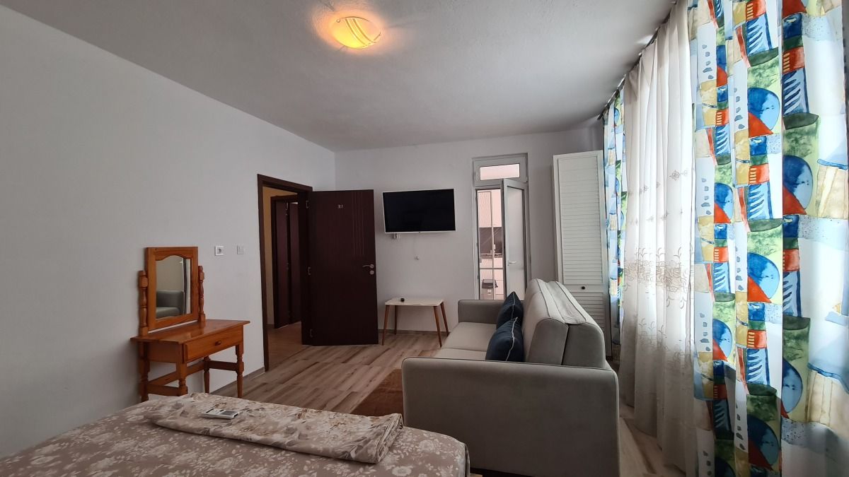 Къща, РЗП 320 кв.м., гр. Приморско