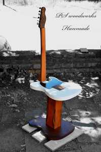 Стол с форма на китара
