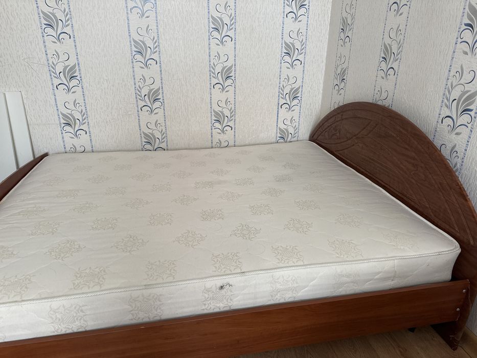 Продам кровать двуспальную с матрасом