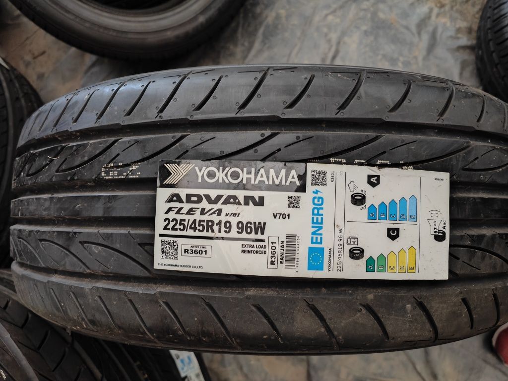 Vand anvelopa de vara 225/45x19 marca Yokohama model Advan Fleva