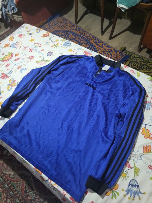 Bluza bărbătească marca Adidas.
