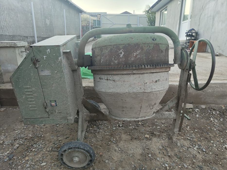 Vând betoniera 350 litri