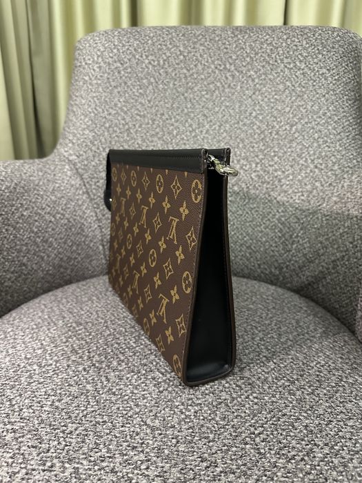 КАТО ЧИСТО НОВ Louis Vuitton Clutch
