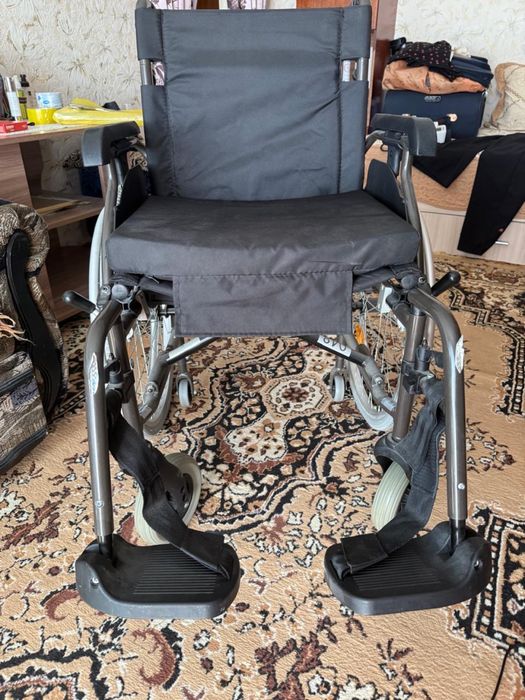 Продам инва коляску новая