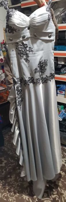 Абитуриенска рокля