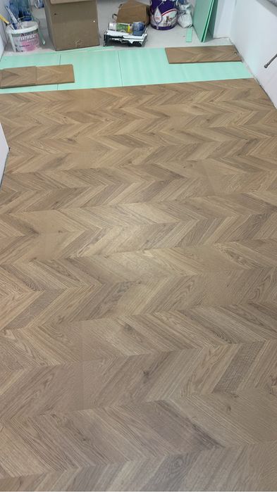 Montaj parchet plinta herringbone