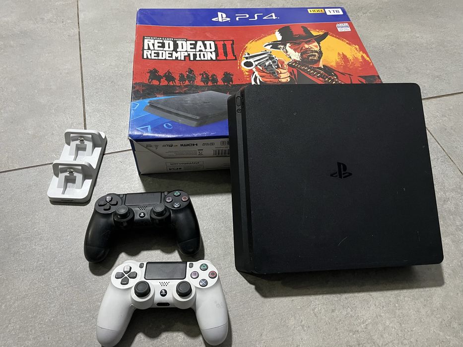 Playstation 4 Slim - 1TB plus accesorii si 2 manete