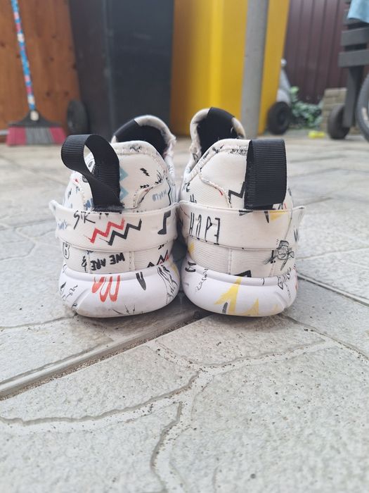 Adidași Zara Boys (grafiti)