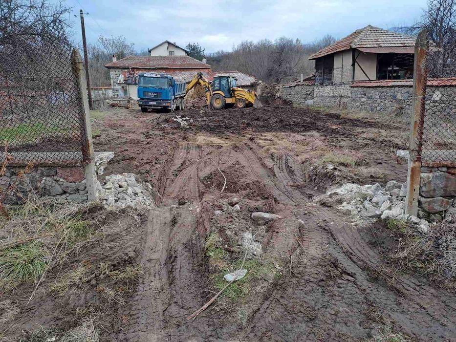 Дворно място с ток и вода