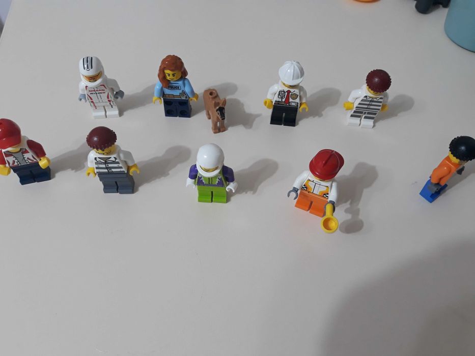 Omuleti Lego diversi