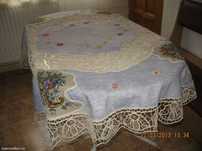 vand fata de masa cu macrame si goblenuri