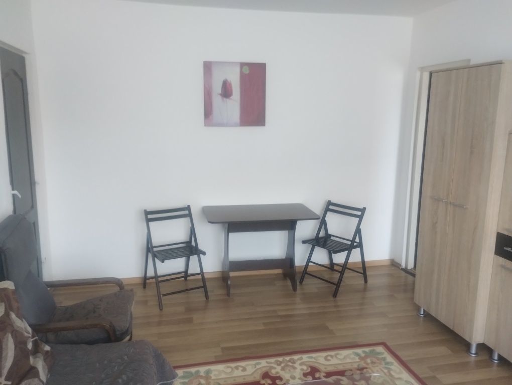 Închiriez ap 2 camere zona Andrei Muresanu