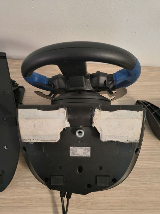 Volan Thrustmaster T150 în stare excelentă compatibil cu PC/PS4/PS3