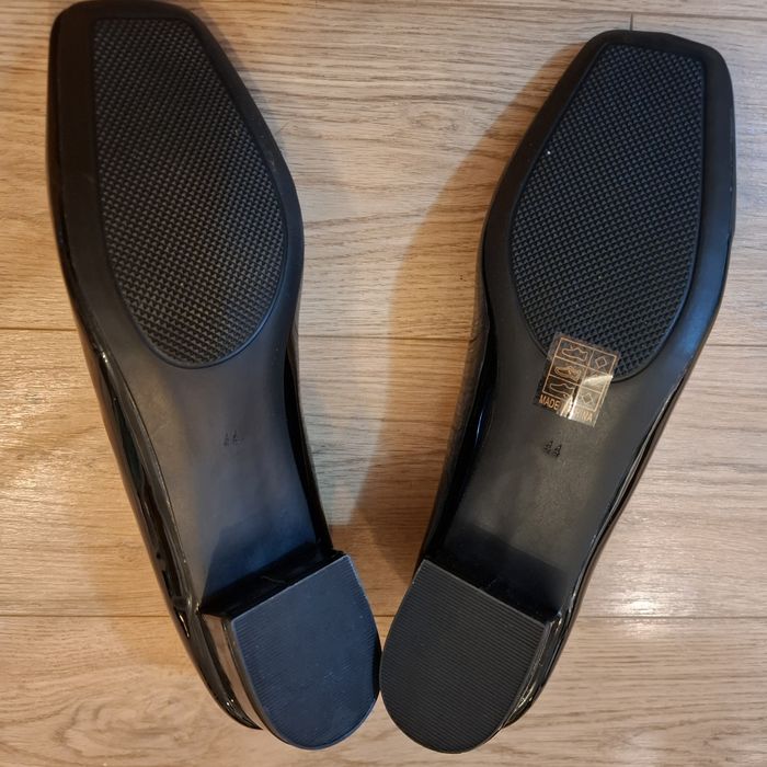 Дамски черни лачени обувки