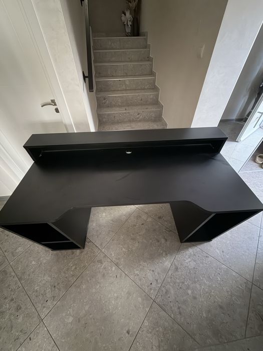 Продавам геймърско бюро с надстройка.