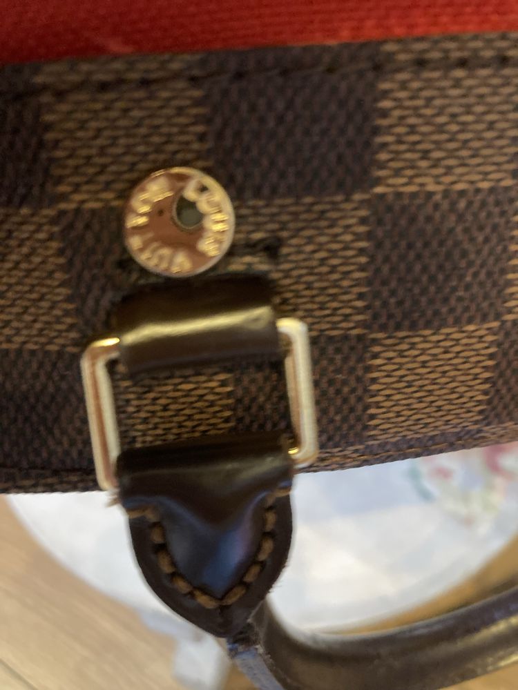 Оригинална чанта  louis vuitton с леки забележки