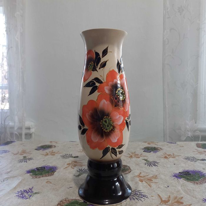 колоритная ваза для цветов