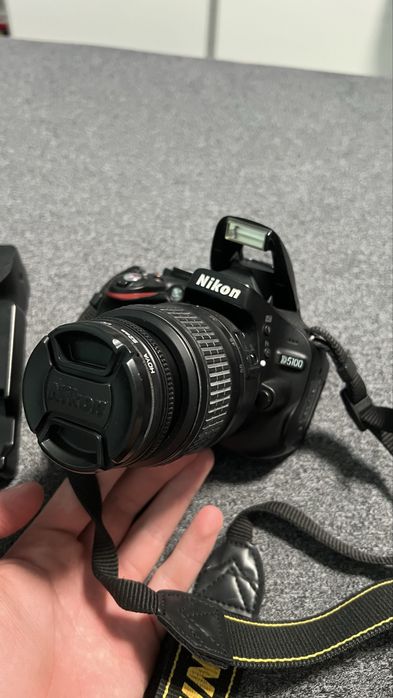 Фотоапарат Nikon D5100 с обектив 18-55мм с батериен грип и две батерии