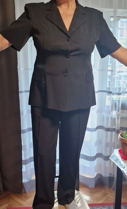 Costum negru cu pantaloni paraleri