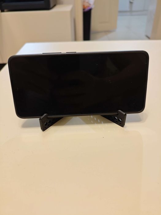 3D принтирана сгъваема стойка за телефон